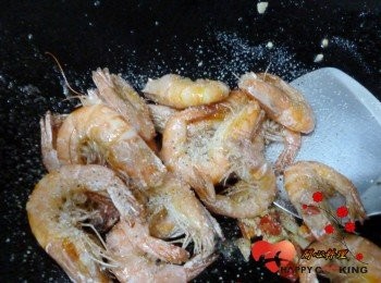 step5: 鍋中用餘油炒香<span class="group_2">香料</span>,倒蝦灑椒鹽