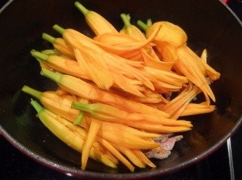 step4: 最後加入金針花及鹽,快火拌炒至熟即可。