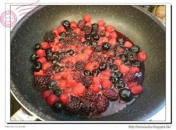 step3: 再次煮滾後, 加入牛油拌勻, 雜莓開始變林即可熄火。

想紅莓保持形狀, 呢個時間就要熄火, 今次我煮耐左少少, 去到下圖先熄火。
