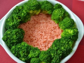 step2: 先將彩米飯鋪在盤底，再鋪上燙熟的綠花椰菜。