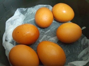 step3: 電飯煲放入廚房紙，加入半碗水，將雞蛋放入。
將電飯煲按動「開始」，當按鈕彈起時，便可將蛋拿出來，浸水，剥殼。