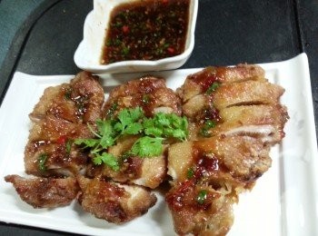 step8: 切件上碟,淋上酸辣汁料即可