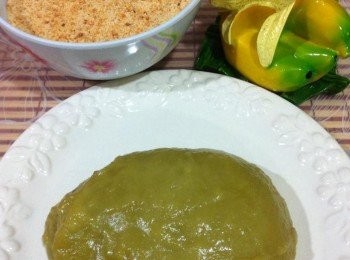 step4: 取出蒸好的麵團，利用湯匙攪拌成光滑，然後在表面上抹上少許食油，待涼。