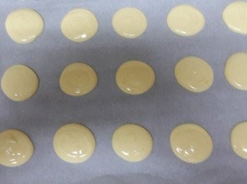 step4: 用擠花器擠出小圓球狀,大小可以自己調整喔