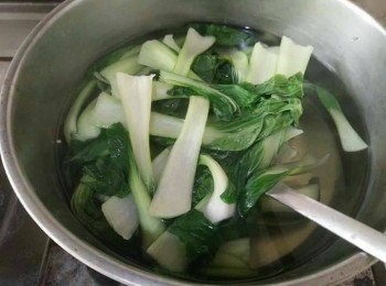 step2: 倒入水量400cc於鍋中(以能夠蓋過青江菜汆燙為主)，水滾煮後，放入青江菜和少許的塩 (放塩是為了避免青江菜氧化而變黃，且注意不能汆燙過久，以免影響口感)；