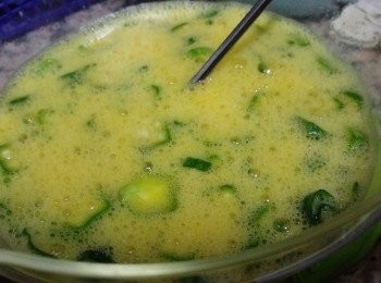 step2: ♧雞蛋打散加入調味料拌勻後，加入冷飯丶秋葵丁及蔥花充分混合