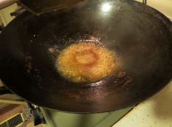 step5: 另用乾凈的小鑊，注入檸檬汁料煮勻，用粟粉水埋薄獻，淋上煎熟的雞腿扒面，即成。趁熱上桌供食。