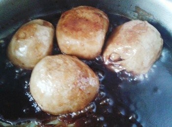 step3: 在熱鍋內下所有調味料，拌勻煮沸，下麵筋，轉小火煮5分鐘