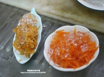 step4: 一樣用冰塊冰鎮地瓜和紅蘿蔔切絲備用。