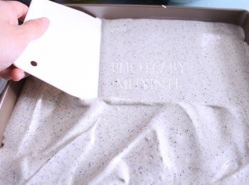 step6: 把麵糊倒入烤盤中，用刮板抹平。