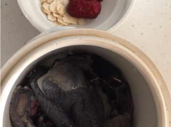 step1: 烏雞與各<span class="group_1">食材</span>洗淨備用，紅棗去核。