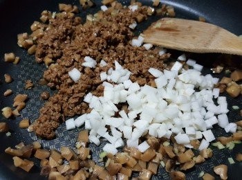 step8: 再加入素牛肉及沙葛炒勻