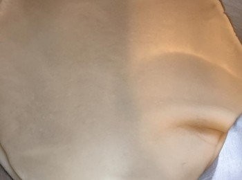 step6: 每份麵團壓扁，桿開成圓形薄餅皮，約6-7寸大，