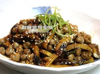 step5: 再來一盤《肉桂醬燒魚胗》

魚胗：             適量
玉米筍、鮮香菇：   適量
蔥、薑、蒜：       適量
素蠔油、米酒、糖： 少許
肉桂粉、白芝麻：   少許
九層塔：           少許