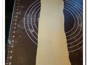 step6: 完成醒麵後, 拍打麵團排出空氣, 把麵團擀成長方型, 長約35cm。由自己方開始卷。完成後控實收口, 再輕力把麵團搓長一點, 約16cm長。