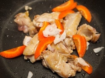 step3: 接著加入紅蘿蔔和紅蔥頭炒香