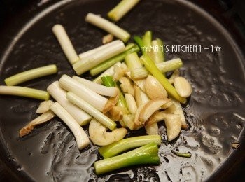 step3: 另起油鍋，將薑絲、蒜、蔥白下鍋爆香。