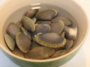 step1: 洗乾淨花甲，加一湯匙米酒浸最少 30分鐘，讓花甲吐沙