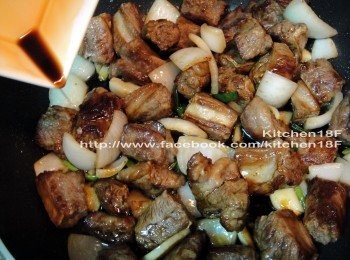 step5: 下<span class="group_3">調味料</span>，先沿鍋邊繞一圈嗆入「醬油」並拌勻，再加進(冰糖、辣豆瓣醬、沙茶醬)，拌炒至冰糖融化。