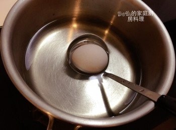 step1: 湯鍋放入可以蓋過雞蛋的水，煮滾後，用湯勺將雞蛋一顆顆輕輕放入滾水中