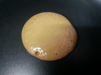 step6: 煎到見到泡泡出現,面開始凝固即可熄火,等約20秒將餅反轉,再開細火煎多約1分鍾