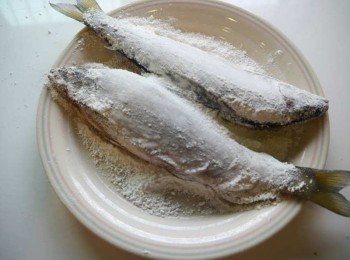 step2: *魚身均勻抹上木薯粉。 *熱油鍋，讓油均勻覆蓋在鍋內，油不用太多。 *中小火約2-3分油熱後，輕灑上少許粉類。粉類在熱油凝結浮起後表示油夠熱。