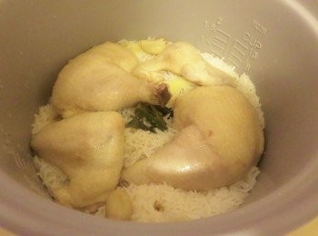 step3: 飯煮好了，讓它燜煮一會。
開始調製蒜香油，取出鍋加入食油慢火爆香蒜蓉,関火，放一點生抽，蠔油和糖撈勻，即成美味蒜香油。