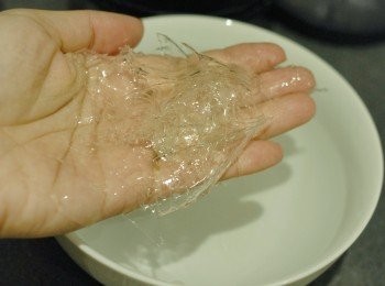 step3: 在小鍋內，將淡忌廉，步驟一其中的150毫升茶及牛奶拌勻，用中小火煮至微滾（不用煮沸）