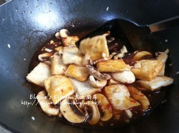 step6: 加入<span class="group_2">調味料</span>及豆腐拌勻 , 蓋上蓋用中火煮3分鐘