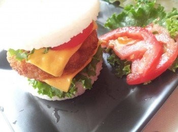 step10: 白飯用米漢堡模子塑形 , 依序舖上沙拉 , 蕃茄片 , 起司片 , 然後擠上芥茉醬 , 蕃茄醬 , 再加上蝦排 , 再一次擠上芥茉醬 , 蕃茄醬 , 然後再起司片 , 蕃茄片 和沙拉菜 , 最後再蓋上另一片白飯