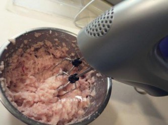step4: 中途用刮刀把鍋邊的魚肉拌勻.再加入剩下一半的冰水繼續攪拌約5-8分