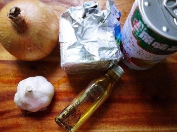 step1: 備好材料，洋蔥切絲、蒜頭切末備用、土司先冷凍過再切成小丁(放入烤箱烤約2分鐘)烤至酥脆