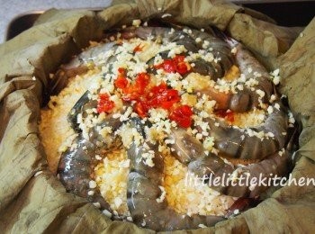 step3: 取出，放蝦。
蒜茸，薑茸，辣椒，紹酒，鹽麴和油拌勻，鋪在大蝦上，再蒸約 10 分鐘，吃時灑上蔥粒和芫茜