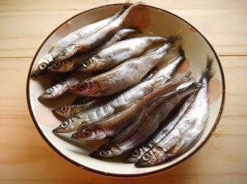 step1: *先將魚清洗一下，放入米酒以及少許鹽巴去腥味~約15分。