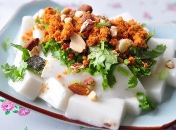 step2: 把豆腐放入盤底，隨自己喜好將其他<span class="group_1">食材</span>堆疊