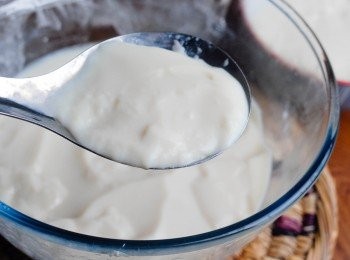 step2: 煮至有煙出現，轉用小火，下魚膠粉 （*魚膠粉先用3湯匙開水拌勻），要不停攪拌至魚膠粉完全溶化。用篩過濾豆漿，倒入容器內，待涼後放入雪櫃約4個小時即成！豆腐花不會凝固像布丁，我再用匙羹“片”開再放入碗內！