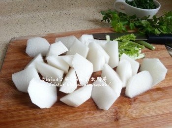 step8: 炆期間將白蘿蔔去皮切件