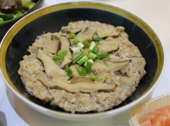 step4: 水滾後，隔水蒸12分鐘左右。 撒上適量蔥花即成。