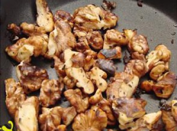 step2: 米洗乾淨泡水2小時，核桃仁洗乾淨，炒香（如果怕上火就微炒，但是一定要炒，炒了才香）。