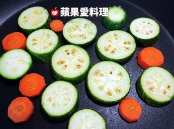 step4: 底部上色時，翻面續煎。