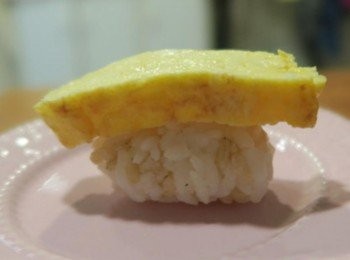 step9: 玉子稍放上米飯.海苔捲起