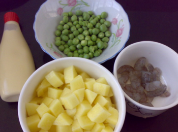 step1: 鮮蝦洗淨，挑掉內臟，土豆去皮切小塊，青豆洗淨，所有材料備好。