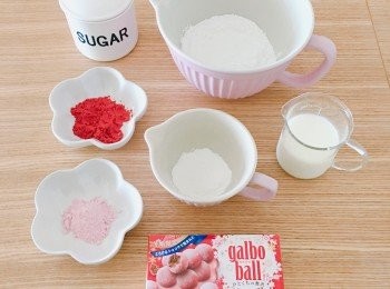 step1: 先把糯米粉、粘米粉、草莓粉和砂糖過篩。