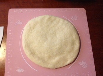 step4: 將麵團取出, 壓平排氣
