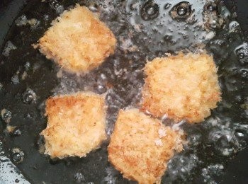 step4: 油鍋熱後放入炸至兩面金黃即可 起鍋後可沾上自己喜歡的酌料喔