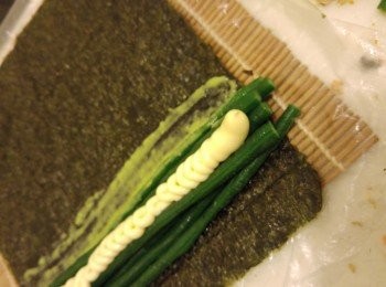 step5: 寿司蓆用保鮮紙或膠袋包好,先將紫菜放底再放10條豆角之後加上肉鬆,沙律醬,蛋黃芥未醬卷到差不多最後再加少許沙律醬用作封口之用。