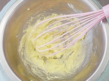 step1: 先將無鹽奶油及砂糖打勻。