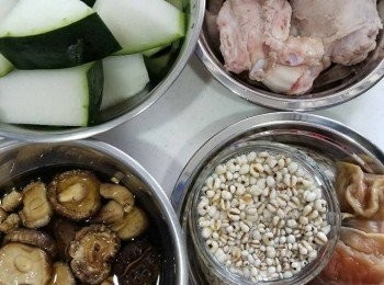 step1: 先將冬瓜去子洗乾淨，連皮切大件，薏米略為浸水；冬菇浸水後去蒂，蒂留用。
