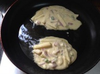 step3: 平底鍋中放油（不要太多因為是煎餅不是油炸）開小火用勺子挖一些土豆麵糊攤進鍋裡盡量用勺子抹薄一點