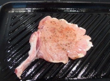 step6: 料理前先將豬排放至室內回溫備用。將燒烤盤或平底鍋用刷子塗抹少許油先熱鍋,再將豬排下鍋烙烤上色。